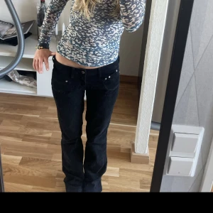 Lee jeans - Säljer dessa skit snygga lee jeans i Manchester men svin coola fickor där framme som jag helt enkelt inte får användning för.  Lågmidjade utsvängda faller snyggt över skorna