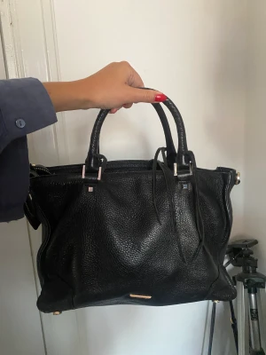 Rebecca Minkoff väska i läder   - Använd ett fåtal gånger- i orginalskick Nypris ca 3500 