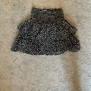 Kjol  - Säljer denna jättefina kjol i väldigt bra sick helt Oanvänd