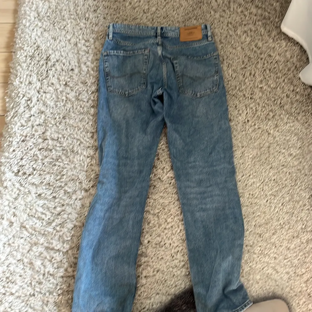 Säljer Jack n Jones jeans Loose/ chris fit blåa/ljusblåa. . Jeans & Byxor.