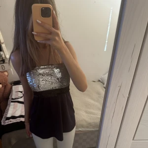 Glitter Topp - Säljer nu denna glittriga unika topp!!! storlek s men passar mig som brukar ha xs, dock skulle jag tänka mig att den passar som M också eftersom att den är lite stor på mig:)  Skriv vid eventuella frågor!!