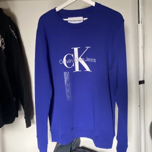 Calvin Klein tröja - Köpte fel storlek, helt oanvänd med tags kvar. Köpt för 770kr säljer för 400kr