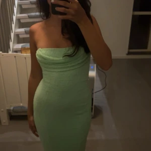 Oh Polly dress PALERMO (mint) - Säljer denna vackra klänningen som är köpt på Oh polly. Det är en mint grön bandå kläning som är lång, har samt en liten slits i bak vid benen. Klänningen är lagom tjock i material och är stretchigt, vilket formar kroppen perfekt. Endast använt 1 gång!!!