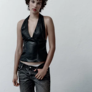 Skin topp från zara - Så fin topp, i storlek M men sitter mer som en S. Prislapp kvar