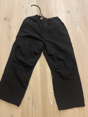 Bershka parachute pants/fallskärmsbyxor - Parachute pants från Bershka. Fint skick, använda få gånger. Skriv gärna för frågor//Fabian