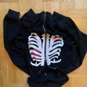 Snygg hoodie med tryck av skelett och hjärta