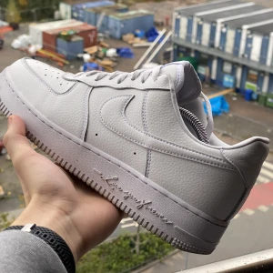 Nocta AirForce 1 - Skick 8/10 är väldigt sparsamt använda, alla orginal tillbehör medföljer förutom extra skosnören. Kommer med creeseskydd. Kan skicka fler bilder i DM.  Detta är kopior, alltså inte äkta