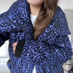 Jacka!  - Den snyggaste vinterjackan någonsin!!! Så cool!!! Det svarta leopardmönstet är i sammet vilket gör en snygg kontrast och innuti jackan är det satin material😍 
