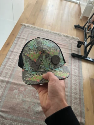 Gucci keps - Säljer denna sällsynta gucci kepsen som är i väldigt bra skick. Storlek M.