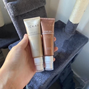 Hickap primer  - Säljer dessa två, endast provat honey glow en gång och den passar inte min hud och aldrig använt Bronze glow då jag köpte en annan. Säljer båda för 300kr (ordinarie 600kr) eller om man bara vill köpa 1 kostar de 200kr🩷