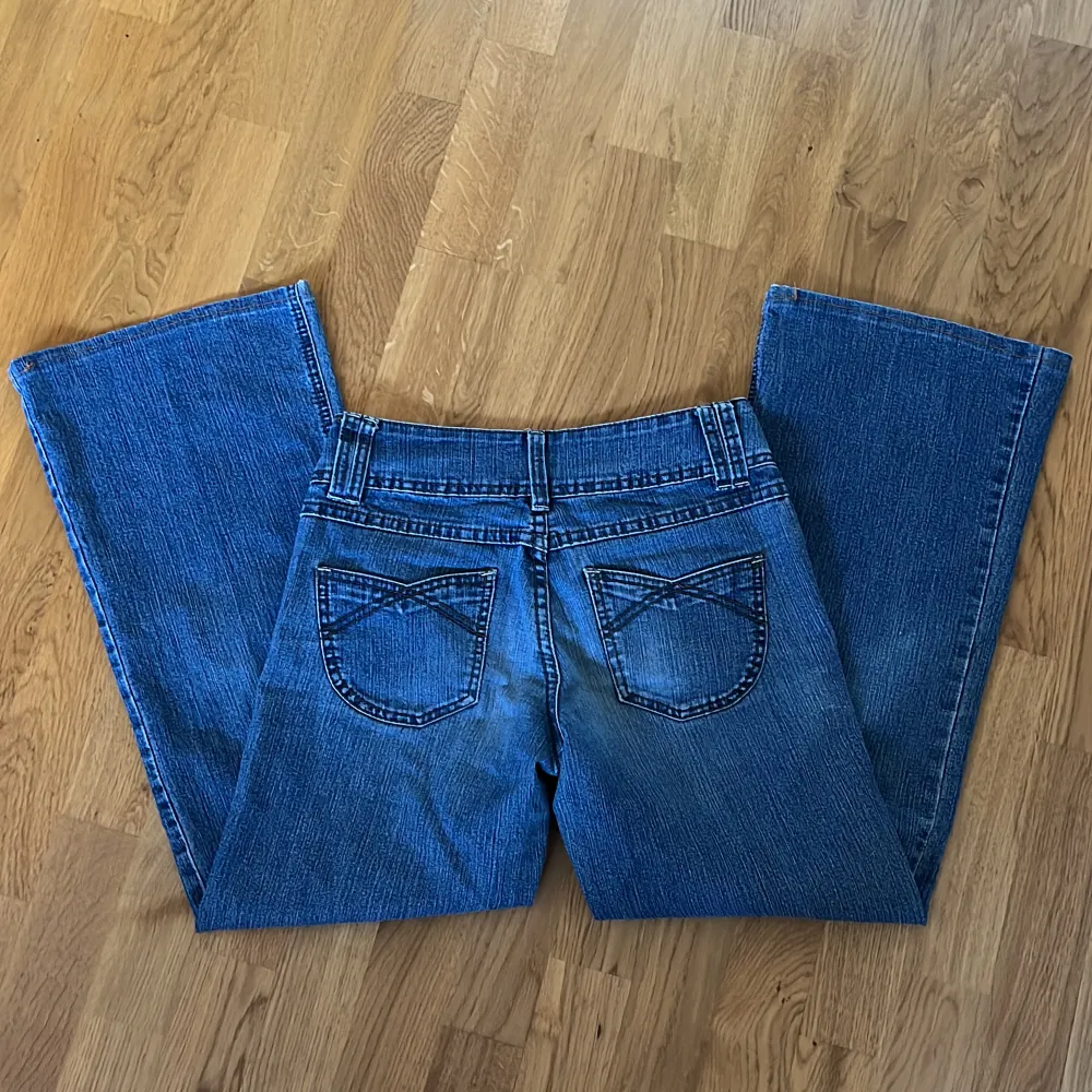 Fina jeans som inte används längre!💓 Midja: 38 cm Innerbenslängd: 70 cm. Jeans & Byxor.