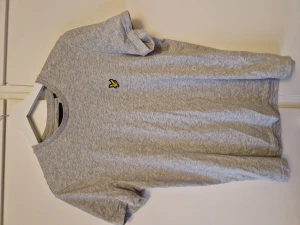 Ljusgrå Lyle and Scott t-shirt - Storlek S och passar true to size. I princip oanvänd och har inga tecken på användning/slitage