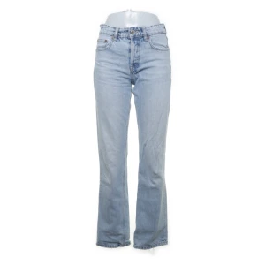 Zara jeans - Köpte på sellpy men passade i nt därför säljs de vidare💗. Midjemått:36 cm rakt över och innerbenslängden:81 cm
