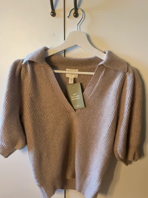Stickad tröja kortärmad (ny) - Helt ny med lappen kvar 