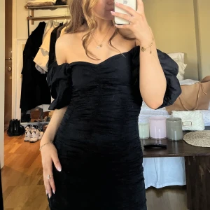 Kort svart klänning - Klänning med puffiga axlar, går att bära på två olika sätt💕