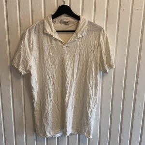 Vit piké  - Säljer en vit piké från selected home, den är storlek m och väldigt fin. Hör av er vid intresse. Mvh Linus 