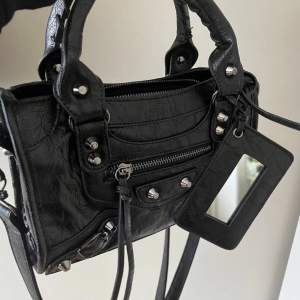 Balenciagainspirerad väska, väldigt lite använd så jättebra skick🫶🏼 Köp gärna via ”köp nu”