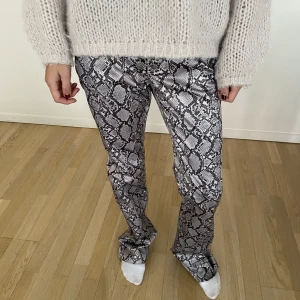 Weekday jeans - Så coola jeans från Weekday med ormtryck