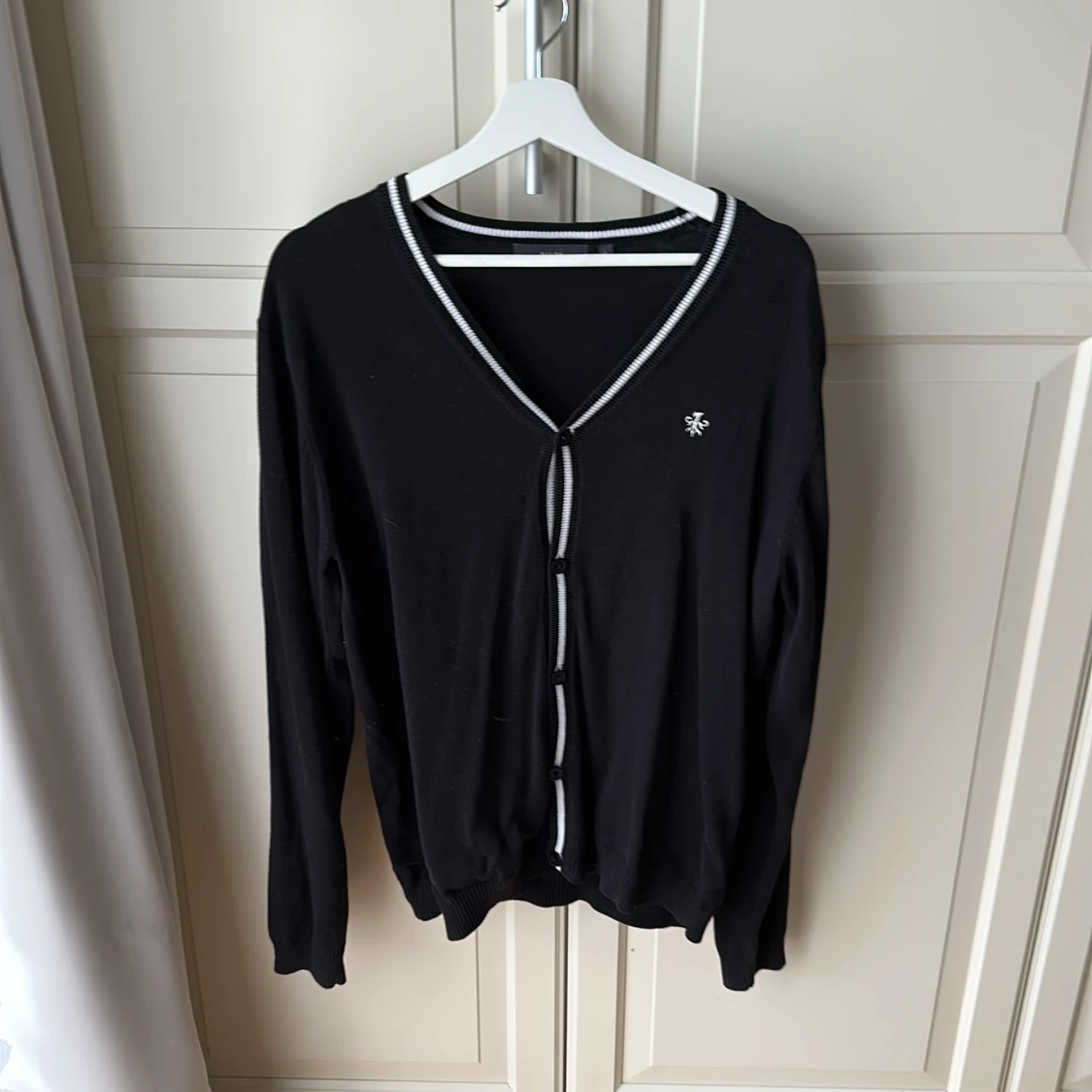 Svart finstickad kofta med vita detaljer