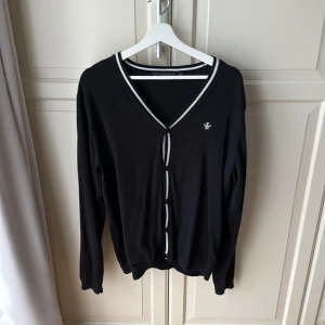 Svart finstickad kofta med vita detaljer - Fint skick! 100% bomull