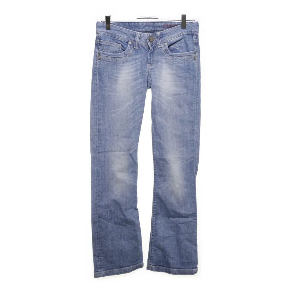 Säljer nu dessa lågmidjade cross jeans i storlek 25/30 då de inte kommer till användning längre. Inga defekter alls! Hör av er för egna bilder eller andra frågor! 💓. Jeans & Byxor.