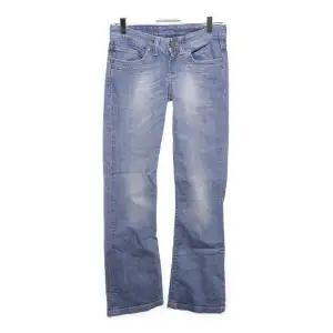 Säljer nu dessa lågmidjade cross jeans i storlek 25/30 då de inte kommer till användning längre. Inga defekter alls! Hör av er för egna bilder eller andra frågor! 💓
