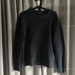 J.Lindeberg tröja - Snygg tröja från J.Lindeberg med unikt material. Snygg till hösten/vintern. Sparsamt använd.