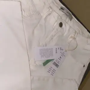 Säljer dessa vita Jeansen köpta i Ginatricot i modellen ”Molly Highwaist Jeans” storlek XL. 