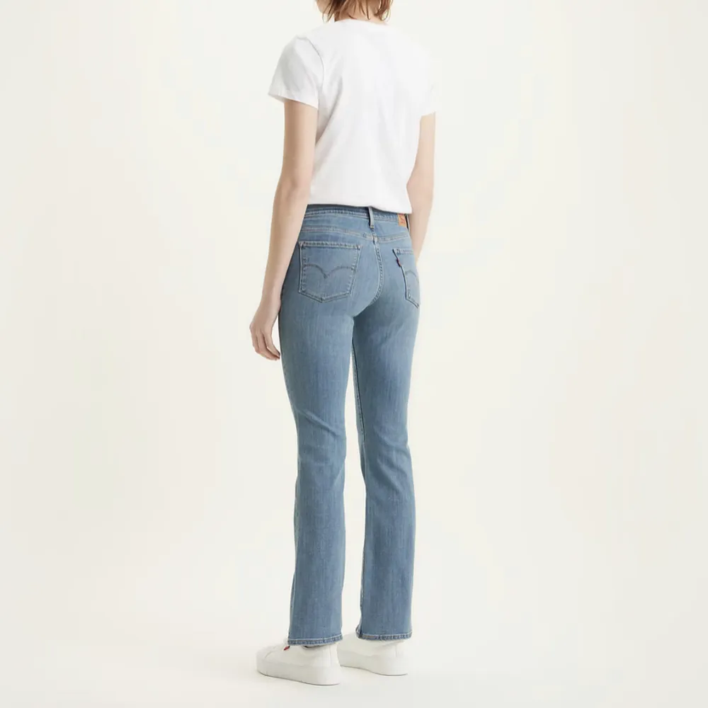 Helt nya levis jeans med lapp kvar! Sjukt snygga och sköna! Modellen heter 315™ SHAPING BOOTCUT-JEANS Nypris 919kr Passar XS eller 32/34. Jeans & Byxor.