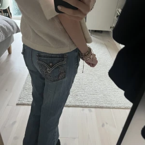 Snygga jeans med fickor - Säljer dessa as snygga lågmidhade jeans från märket H&G dö de tyvärr är lite stora❤️ Köpte dem för drygt ett år sedan för 550 och de är i bra kvalite❤️ Storlekten står inte men skulle gissa på ca S-M