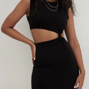 Klänning - Helt oanvänd klänning från alessa winters kollektion med NA-KD i str xs😍 Helt slutsåld, ordinariepris 399