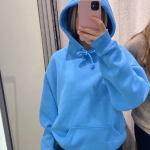 Hoodie  - Säljer denna hoodien för jag inte använder den.