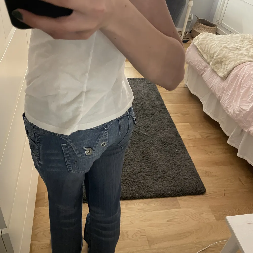 As snygga jeans🤩säljer då de inte kommit till andvändning!💞. Jeans & Byxor.