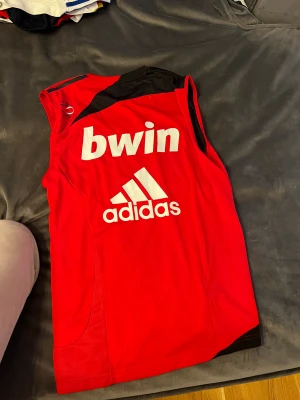 Fotbollströja  - T-shirt från adidas med tryck. Som ny, aldrig använd. Kan mötas upp annars står köparen för frakt! 