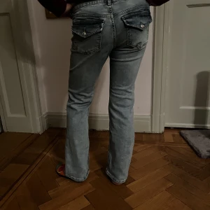 Low waist jeans  - Super snygga Low waist jeans från hm med fickor på rumpan. Är i storlek 40 men skulle säga att den passar storlek 38 bättre. Nypris 299
