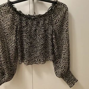 Off shoulder  - Från sisters point brun svart med smock storlek S