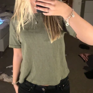 Grön thsirt  - Säljer denna gröna T-shirt från Gina Tricot 