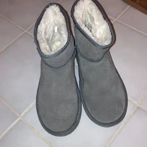 fake uggs even&odd - Jättfina höst/vinterskor som liknar uggs, varma och lena inuti och inga tecken på användning. de är stl 41 men jag har haft de och brukar bära 40. köpta för 500 kr