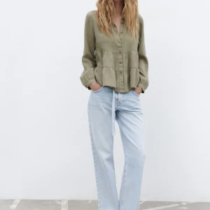 Zara blus - Säljer denna jättefina blus från zara pga att jag inte använder den längre❤️