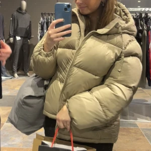 Vinterjacka  - Grön/beige vinterjacka jättevarmt och i nyskick! Säljer för 400