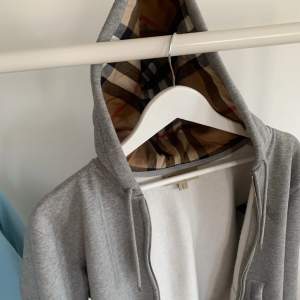Säljer en Burberry zip hoodie i storlek S. Väldigt fin tröja och bra skick ända dåliga är att den har ett pyttelitet hål på ena fickan men knappt så de syns. Hör av er om ni vill ha fler bilder eller några frågor. 