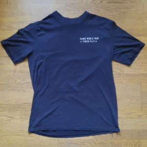 T-shirt med tryck - En stor baggy t-shirt med tryck som är i bra skick men med minimala sprickor i tewten på tröjan men inga hål eller nått sånt.