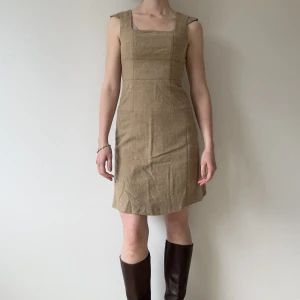 Ullklänning - Perfekta ull klänningen inför kallare tider! Söta ärmar och tyget är i 70% ull och den har en inneklänning. 