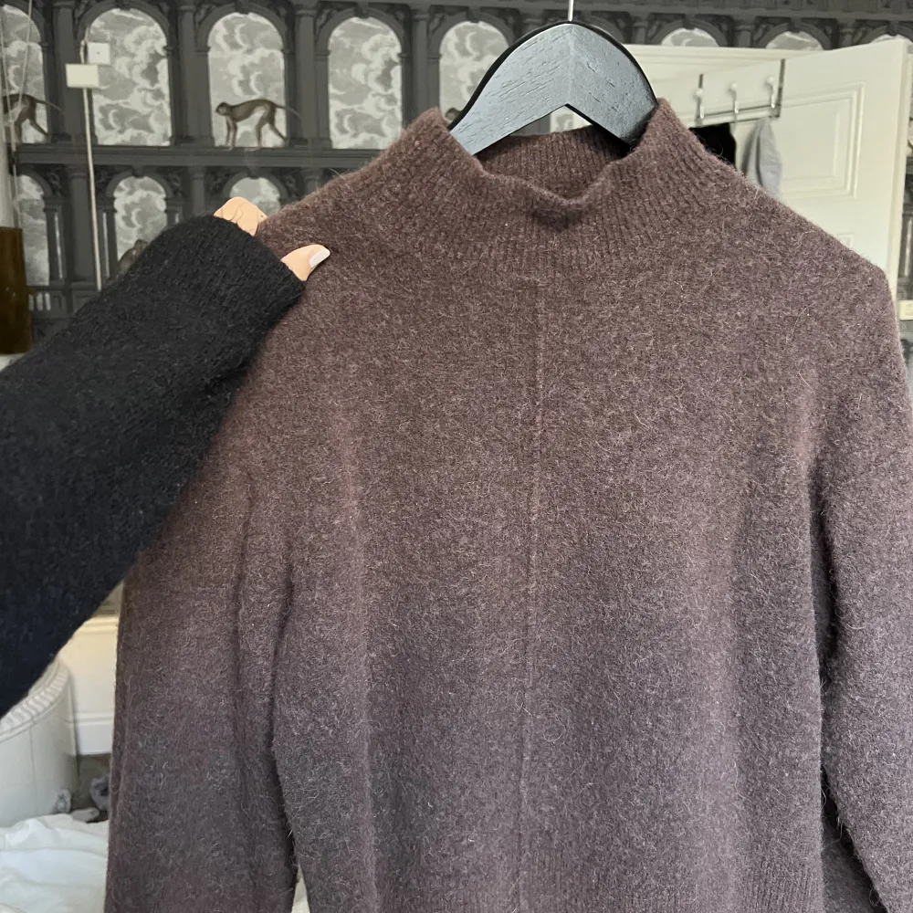 Säljer min stickade bruna tröja från other stories! Jättemysig🤎🤎🤎🤎. Tröjor & Koftor.