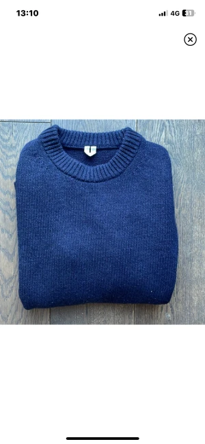 Stickad tröja - Otrolig skön stickad tröja från arket. Inte alls nopprig eller kliar inget så fungerar super bra som en overshirt. Hör gärna av dig om du undrar över något🙌.