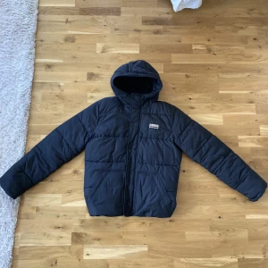 Hollister Dun Jacka - Säljer en super skön Dun Jacka från Hollister för att den blivit för liten. Storlek M. Kan gå ner i pris vid en snabb och smidig affär, tveka inte på att skriva om du har några funderingar!