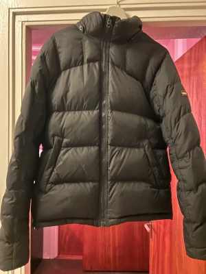 Jacka - Tommy hilfiger jacka Saknar luva (därav pris) Priset ej hugget i sten