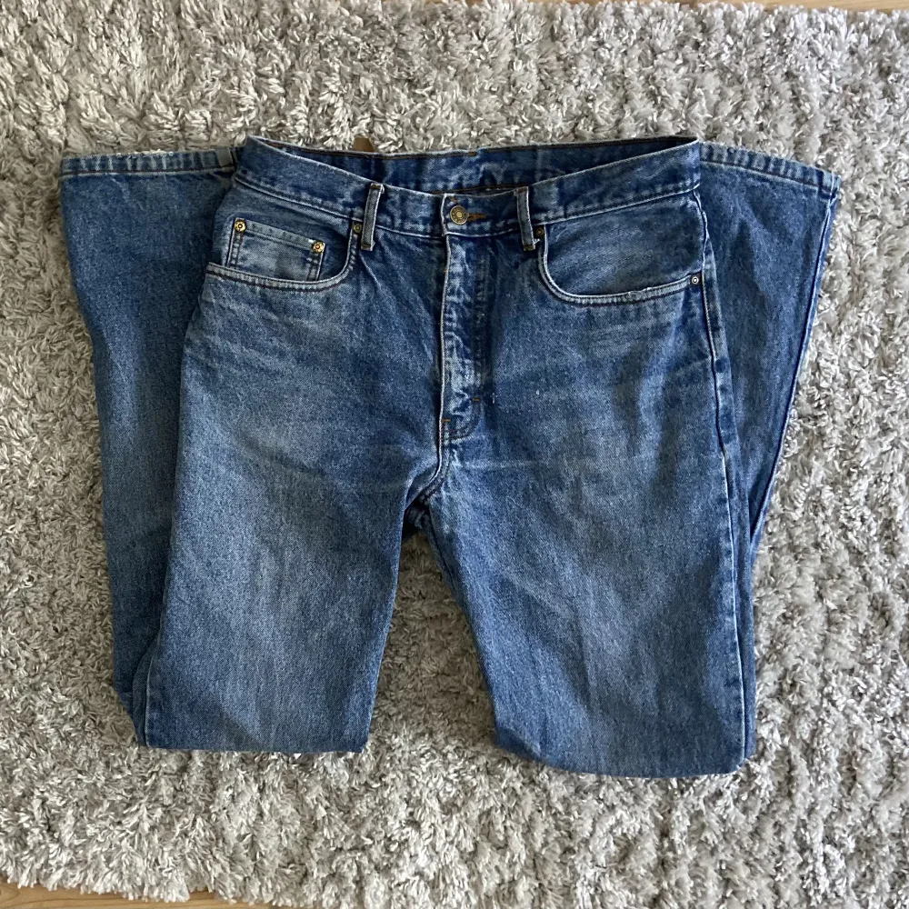 Riktigt snygga vintage herr jeans, använda men enda defekten är på ”papperslappen” där bak, syns på bild🌟 Innerbenslängd: 81cm Midjemått: 42cm Bara att höra av dig vid frågor eller liknande!💖🫶. Jeans & Byxor.