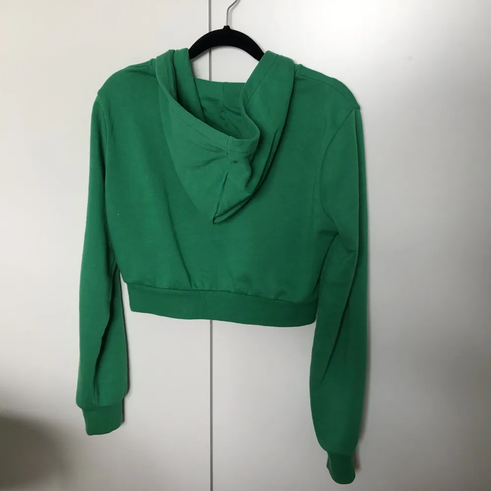 Grön cropped kofta/tröja i storlek S. Tröjor & Koftor.