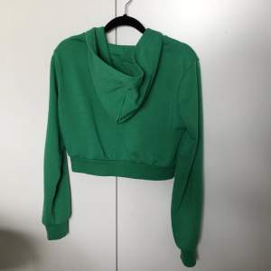 Grön cropped kofta/tröja i storlek S